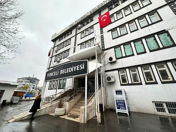Komünist Partili Tunceli Belediyesi'nin 14 milyonluk borcu nedeniyle elektriği kesildi - 1