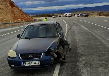 Erzincan'da iki otomobil çarpıştı: 4 yaralı