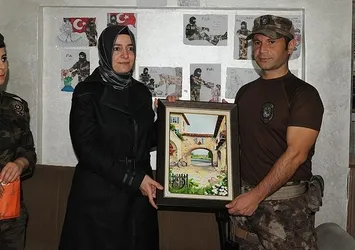 Terörle mücadele eden güvenlik güçlerine anlamlı hediye