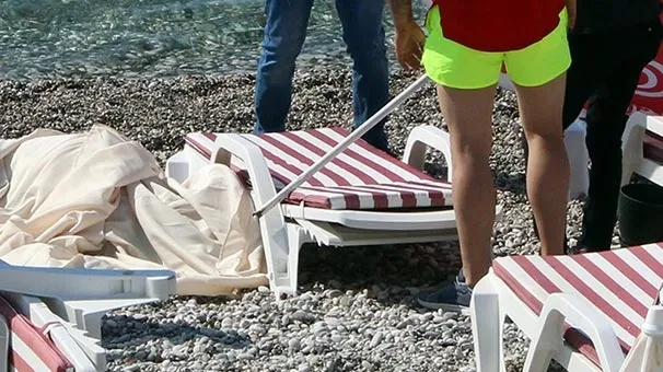 Plajda ölen adamın cesedi şemsiyelerle kapatıldı - 1