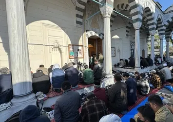 Tokyo Camisi'nde bayram namazı kılındı