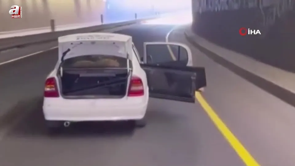 Akıllara durgunluk veren görüntü! Otomobil kapı ve bagajı açık yol aldı