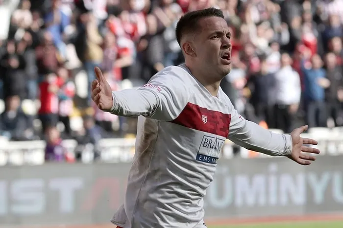 gol-kralliginda-kiran-kirana-yaris-kim-kac-gol-atti-iste-o-liste-1714255579840.jpg Gol krallığında kıran kırana yarış! Süper Lig'de kim kaç gol attı? İşte o liste...