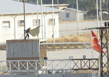 Tel Abyad'da YPG'nin bez parçaları yakıldı