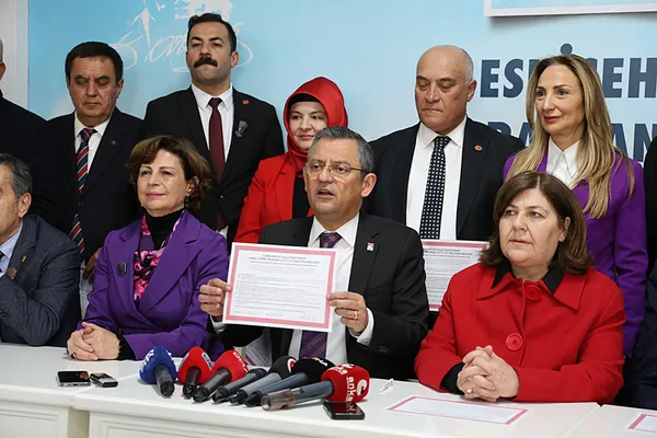 CHP’de durum vahim! Burcu Köksal krizi sonrası büyük patlama hazırlığı! Özgür Özel’e şok sözler: İstanbul’u bir müteahhide peşkeş çektiniz