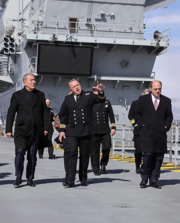 Bakan Hulusi Akar İngiltere'nin uçak gemisini inceledi - 5