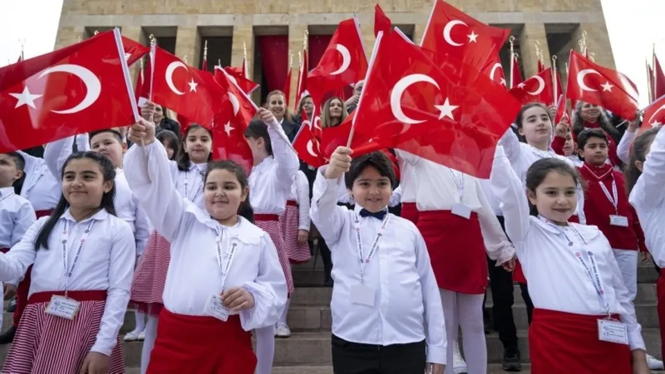 Türkiye'de 23 Nisan coşkusu! Çocuklar Anıtkabir'e akın etti sokaklara döküldü