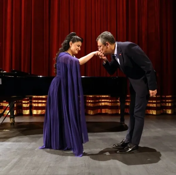 HDPKK’lı Pervin’in elini öpen Özgür Özel’e şehit cenazesinde sert tepki: Özgür dışarı!