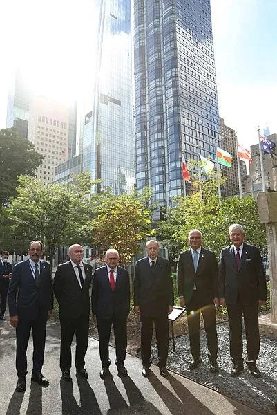 anadolunun-12-bin-yillik-mirasi-baskan-erdogan-bm-bahcesinde-sergilenen-gobeklitepe-dikilitas-replikasini-ziyaret-etti-1632261303788.jpeg Başkan Erdoğan BM bahçesinde sergilenen Göbeklitepe dikilitaş replikasını ziyaret etti - 4