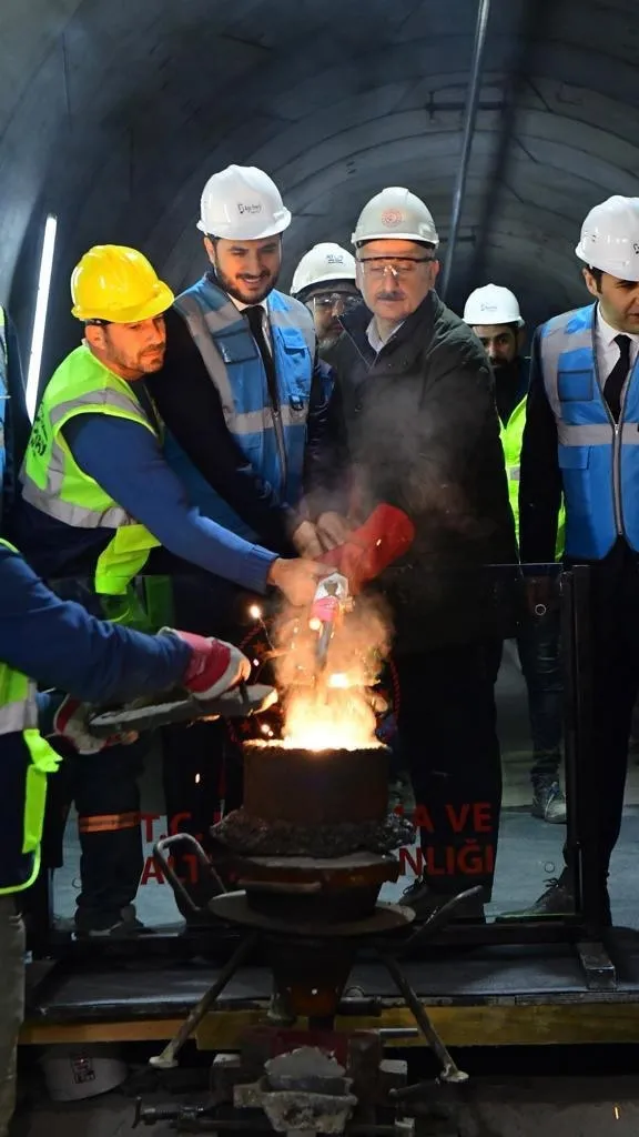 1669630348038.jpg Bakan Adil Karaismailoğlu'ndan CHP'li İBB'ye hizmet tepkisi! Sorumluluk ve görevlerini hatırlamalılar - 7