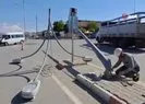 Aydınlatma direğini deviren araç kaçtı