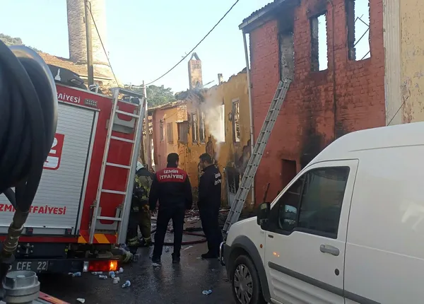 son-dakika-izmirde-korkunc-olay-cikan-yanginda-3-kardes-hayatini-kaybetti-1640352739564.jpg Son dakika: İzmir'de korkunç olay! Çıkan yangında 3 kardeş hayatını kaybetti - 1