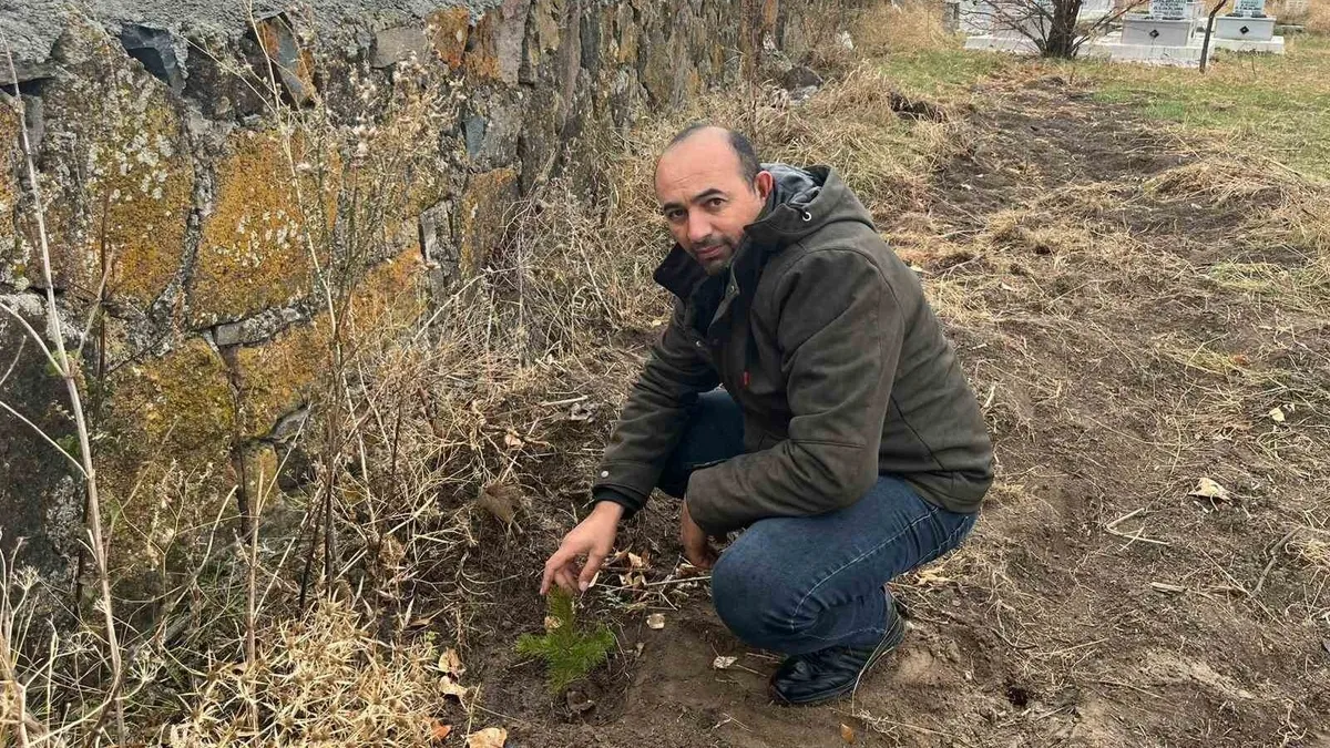 Kars'ta muhtardan örnek davranış: Kayaköprü köyünde fidanlar toprakla buluştu