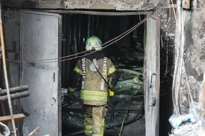 29-kisinin-can-verdigi-masquerade-yangininda-kritik-gun-sanik-cagatay-altunelden-mahkeme-salonunu-buz-kestiren-1721216572188.jpeg Masquerade yangını sonrası gece kulübünden görüntü