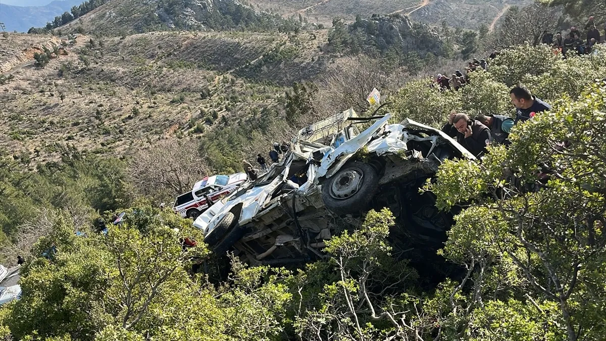 Mersin'de işçi servisi uçuruma yuvarlandı! 3 ölü 11 yaralı