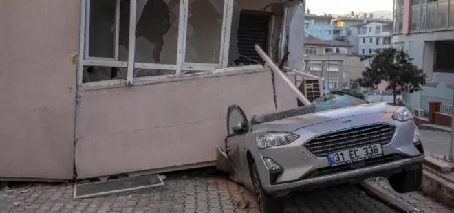 Hatay’da depremde zarar gören binalara araçlar kalkan oldu!