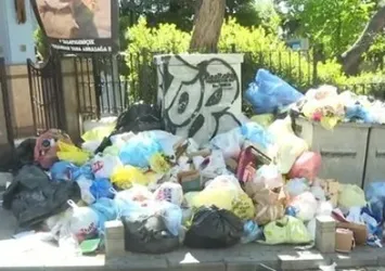 Beşiktaş’ta çöp yığınları oluştu! Vatandaş isyan etti: Biz artık bu işten bıktık