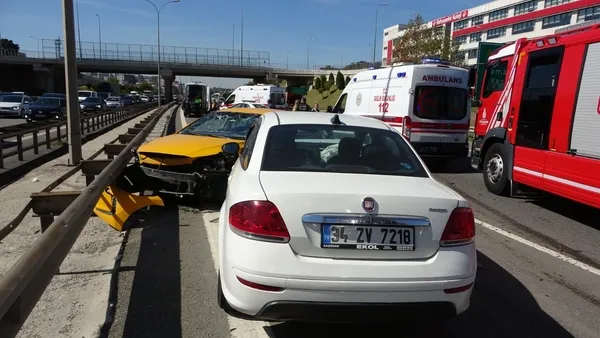 sancaktepede-kaputu-acilan-taksi-trafigi-birbirine-katti-3-arac-kazaya-karisti-8-yarali-1664111695132.jpg Sancaktepe’de kaputu açılan taksi trafiği birbirine kattı! 3 araç kazaya karıştı: 8 yaralı - 2
