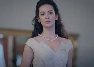Kırmızı Oda’da Alya’nın annesini oynayan Cemre Melis Çınar yaşıyla herkesi şaşırttı! Cemre Melis Çınar kaç yaşında?