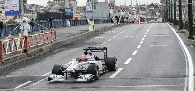 Formula 1 aracı Galata Köprüsü üzerinde iki tur attı