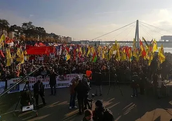 Almanya'da PKK yandaşları polise saldırdı