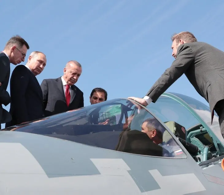 Başkan Erdoğan ve Putin SU-57'nin başında incelemelerde bulundu