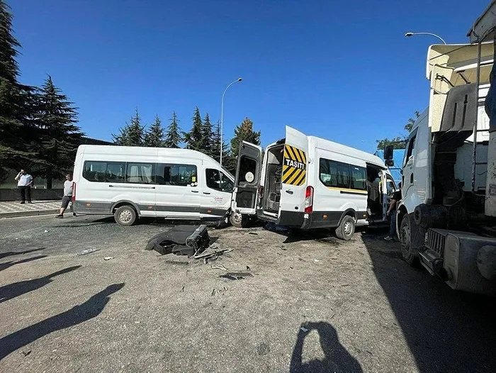1721629198423.jpeg Gaziantep'te işçi servisleri birbirine girdi: 1'i ağır 21 yaralı - 1