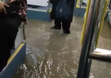 İstanbul'da aşırı yağışlar hayatı felç etti! İETT aracında akılalmaz görüntüler! Sefer iptal haberleri gelmeye başladı