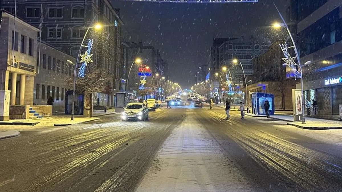 Erzurum'u kar vurdu! Kent beyaza büründü
