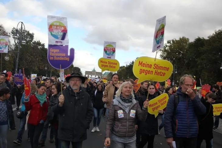 Almanya’da aşırı sağcı AfD protesto edildi