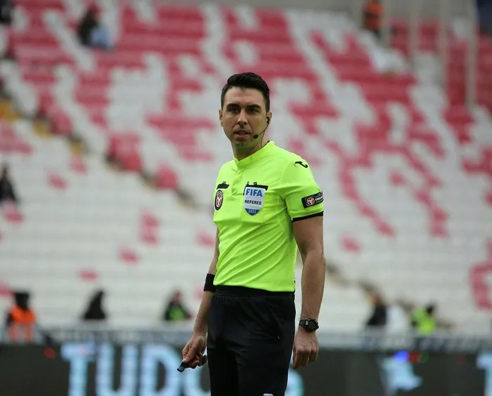 Galatasaray-Fenerbahçe maçını yönetecek hakem belli oldu | Süper Lig’de 37. hafta maçlarının hakemleri