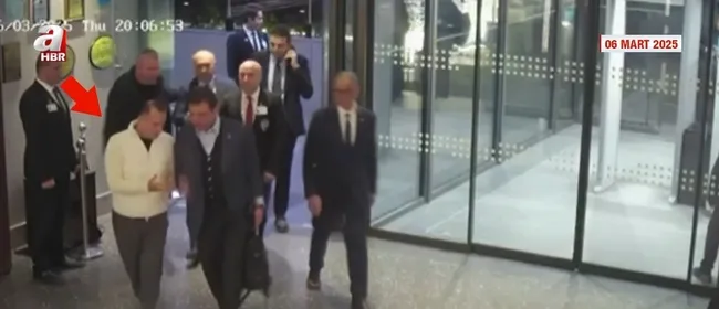 a-haber-ozel-bilgilere-ulasti-imamoglunun-yanindaki-beyaz-montlu-sir-adam-kasasi-cikti-1747986666190.jpg Ekran görüntüsü / A Haber