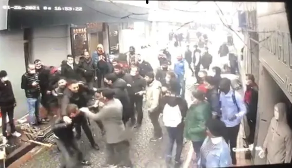 1611816338832.jpg Ayakkabı hırsızına esnaf dayağı! O anlar kamerada - 2
