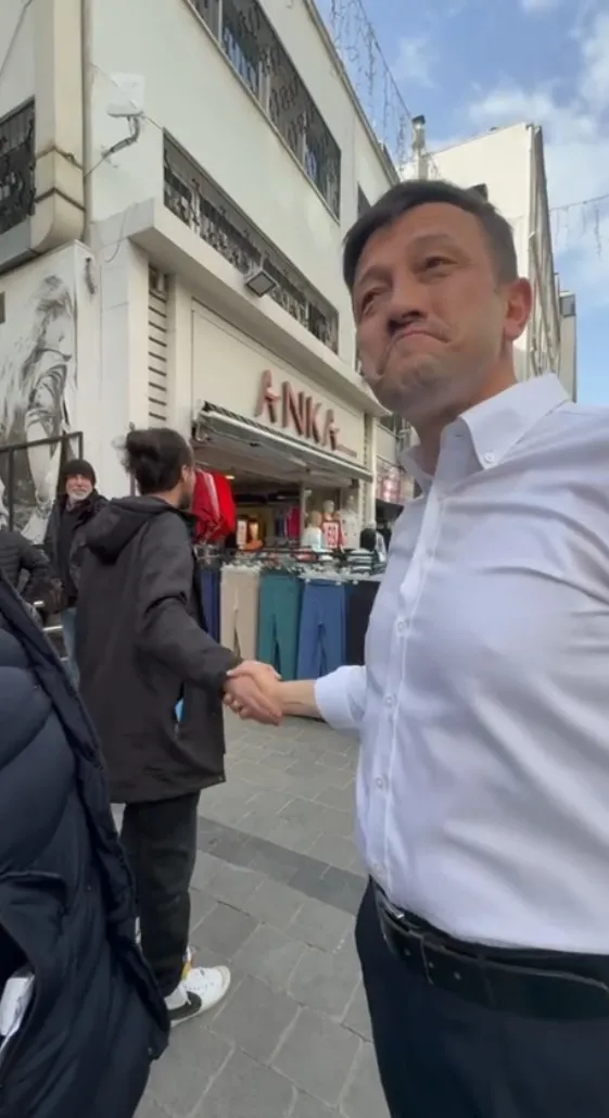 İzmir AK Parti belediyeciliğine hasret kalmış! Hamza Dağ ile tokalaşan gencin sözleri dikkat çekti. TKP'liyim size oy vereceğim - 1