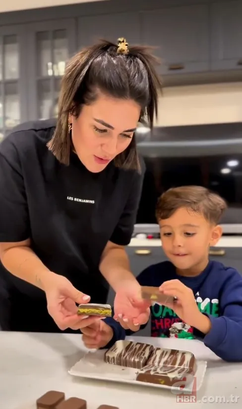 Buse Varol oğlu Burak ile 'Dubai çikolatası' yaptı! Yerken mest oldular... 7