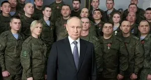 Putin’in arkasındaki gizemli sarışın!