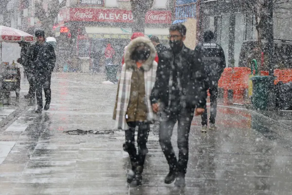 son-dakika-aybar-etkisini-gosterdi-istanbul-kar-altinda-istanbulda-kar-yagisi-kac-gun-surecek-meteorolojiden-5-1646973030469.jpg SON DAKİKA! Aybar etkisini gösterdi İstanbul kar altında! Meteoroloji'den 56 ile sarı ve turuncu kodlu uyarı | İstanbul'a TIR ve kamyonların girişi yasaklandı - 15