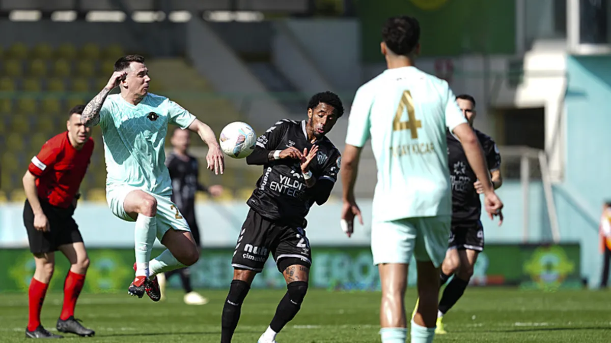 Süper Lig'e yükselen Kocaelispor'dan ilk transfer: Ryan Mendes'in sözleşmesi uzatıldı