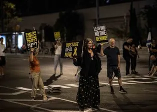 İsrailli esirlerin yakınları Tel Aviv’de gösteri düzenledi
