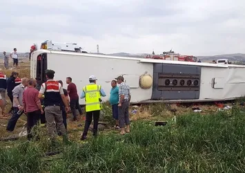 Amasya'da otobüs devrildi