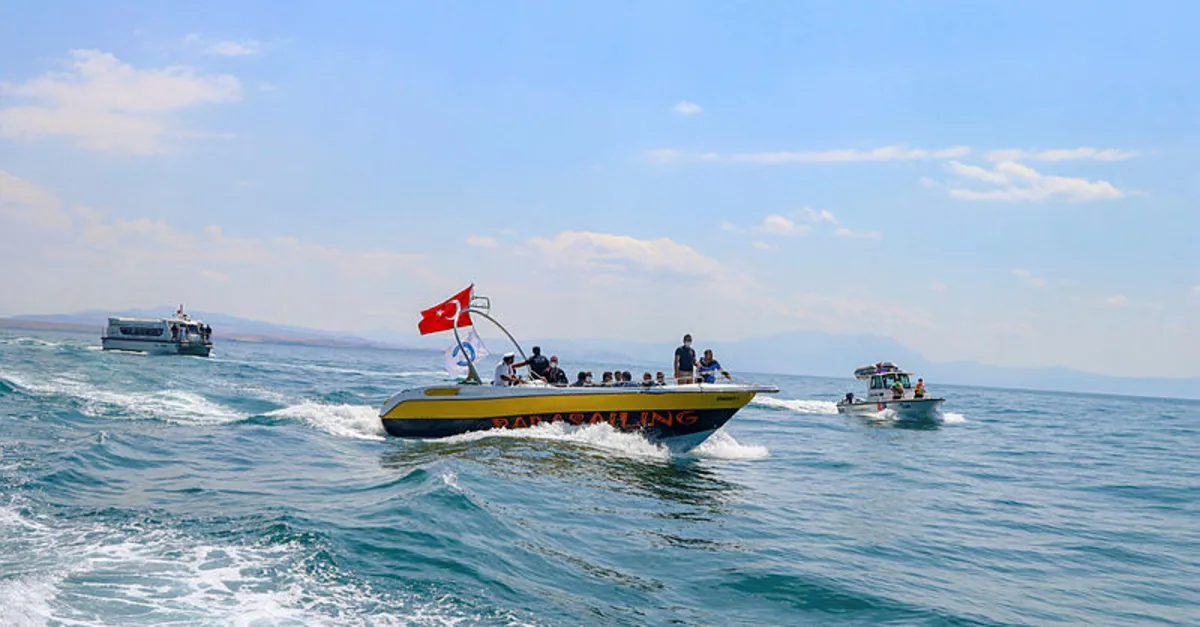 Van Gölü'nde kaybolan tekneyle ilgili son dakika gelişmesi... | Video izle