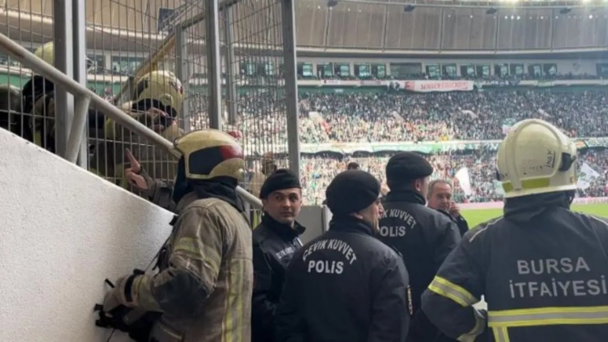 Bursaspor maçında yangın paniği! Stadyumdaki o anlar kamerada