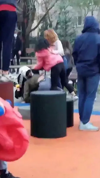Bursa’da kızlar erkek yüzünden saç saça baş başa birbirine girdi - 4