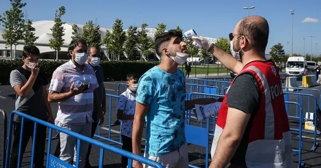 Ayasofya'ya yetişemeyenler cuma namazını Yenikapı'da kılacak - 1