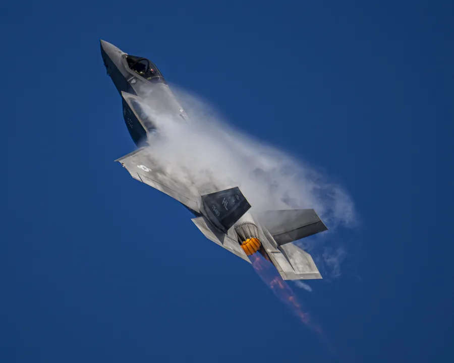 iranda-abdnin-savas-ucagi-dustu-murettebatin-akibeti-belirsiz-1775234285318.jpg (Foto: AA)