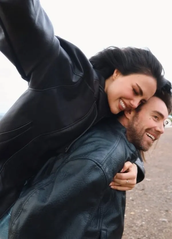 aileler-tanismisti-ozgu-kaya-evliligie-yesil-isik-yakti-1770963236269.jpg Kaynak: Instagram