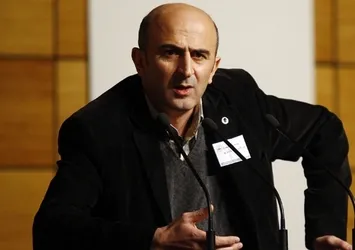 Eminağaoğlu da ezandan rahatsız oldu