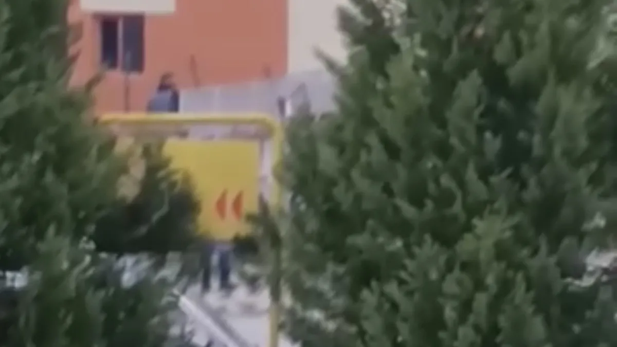 Sevgilisiyle konuşmak için geldiği okulun önünde intihar girişiminde bulundu