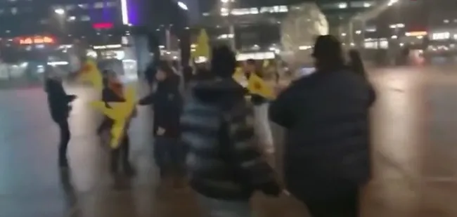 PKK/YPG destekçileri yine sokağa çıktı! Terör destekçileri yoldan geçenlere saldırdı.