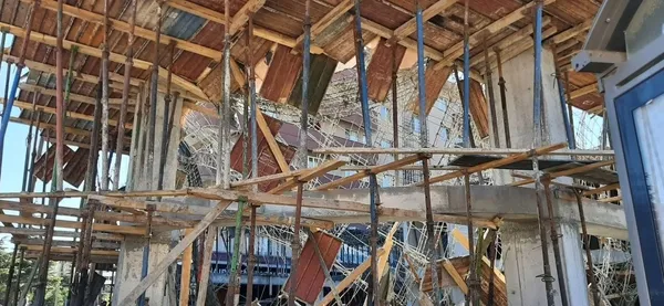 1666442106442.jpg Balıkesir'de inşaat çöktü! 5 işçi yaralandı - 1